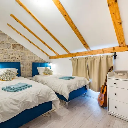 Dovecote With Private Sauna, Jacuzzi & Gym Ston